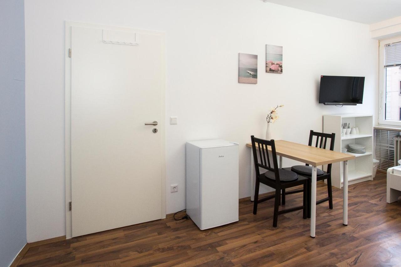 Zentral Gelegene Zimmer Mit Gemeinschaftsbad Und Kueche Hostel Nuremberg Luaran gambar